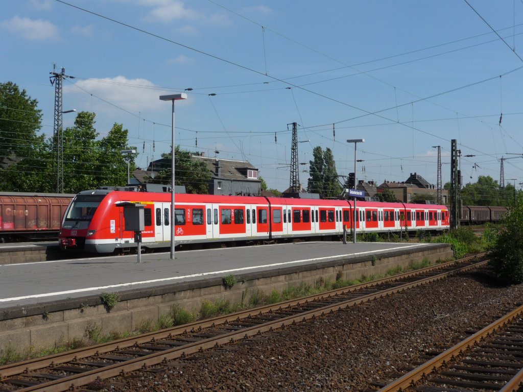 422 050 erreicht am 20.08.2011 den Gelsenkirchener Hauptbahnhof.
S2 -> Duisburg Hauptbahnhof