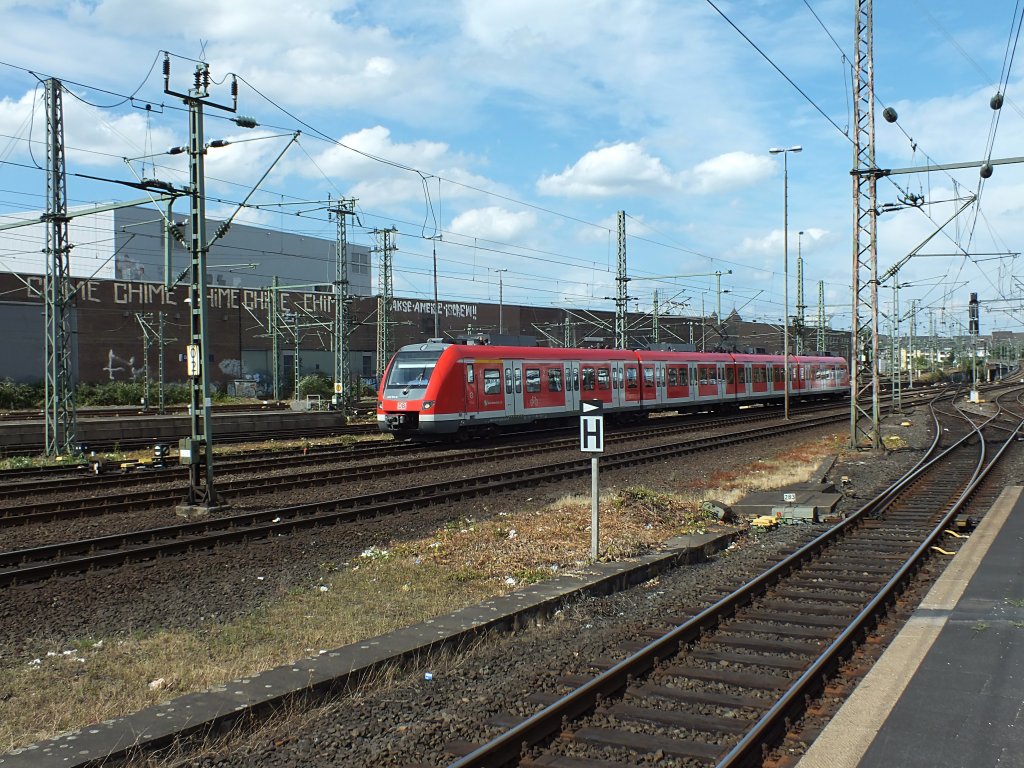 422 077 fhrt am 3.8.13 in Dsseldorf Hauptbahnhof ein. Auch an Samstagen ist ein Einzel-422 auf der S8 eine bisweilen  kuschelige  Angelegenheit.
S8 -> Mnchengladbach