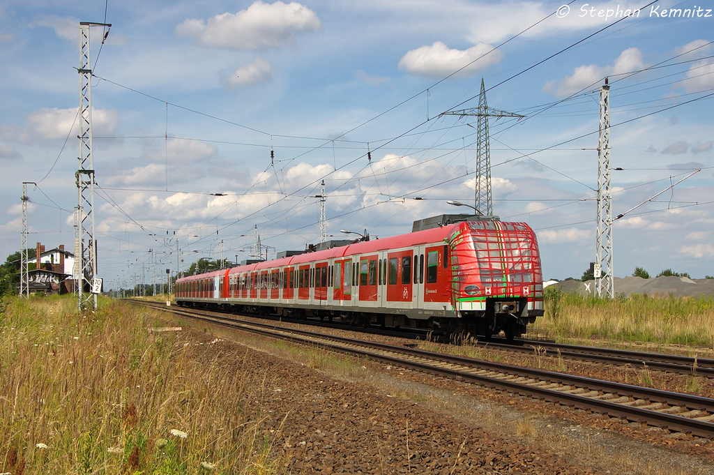 423 143-7 S-Bahn Mnchen mit zerstrter Frontscheibe und Seitenscheiben in Satzkorn und gezogen hatte die 423 213-8. Die 423 213 hatte auch eine kaputte Seitenscheibe gehabt und das Ziel der beiden 423er war sicherlich Hennigsdorf gewesen. 01.08.2013