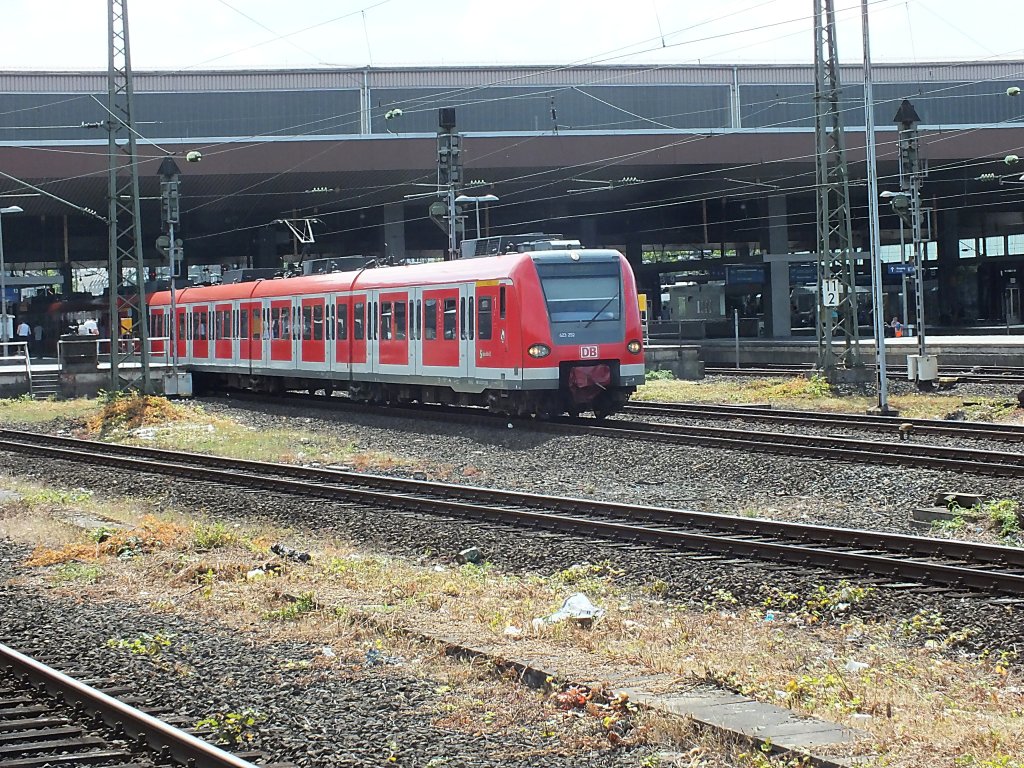 423 292 und ein weiterer 423 verlassen am 3.8.13 Dsseldorf Hauptbahnhof.
S11 -> Dsseldorf-Flughafen Terminal