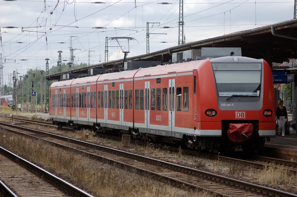 425 001-5 mit dem RB 36820 in Stendal weiter nach Wittenberge. 30.07.2010