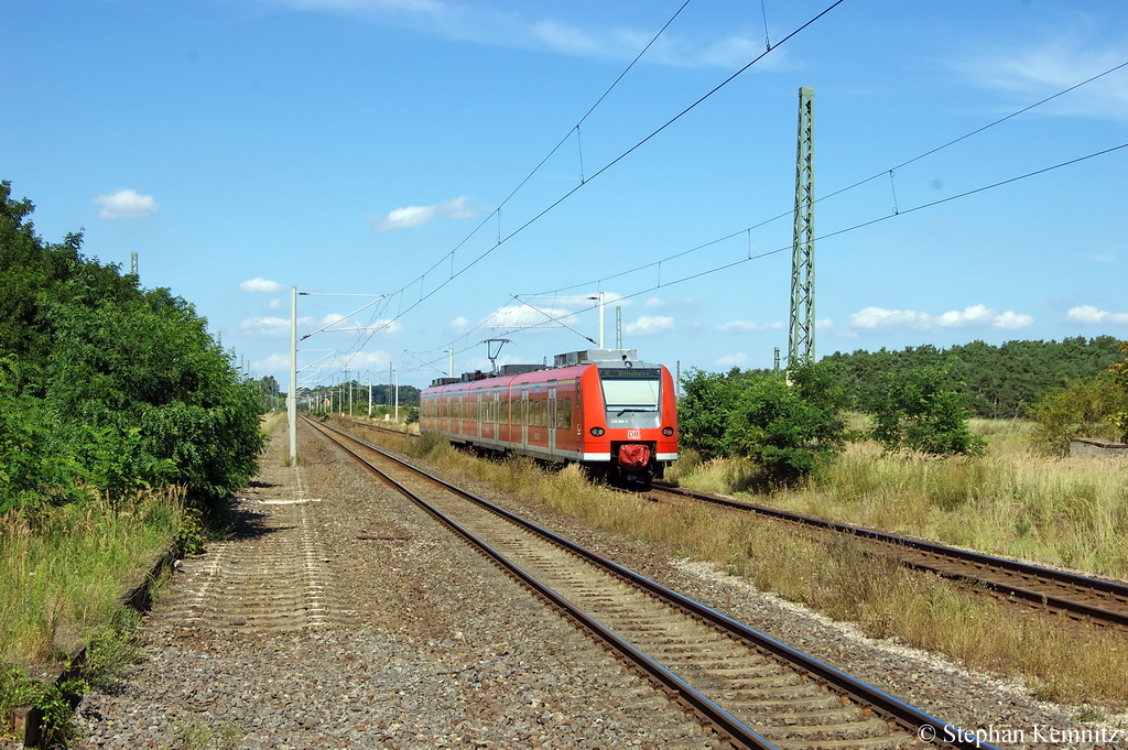 425 005/505 als RB30 (RB 17822) von Schnebeck-Salzelmen nach Wittenberge. Sie verlsst hier gerade den Haltepunkt Demker und ist auf dem Weg zum nchsten Halt in Stendal. 22.08.2011