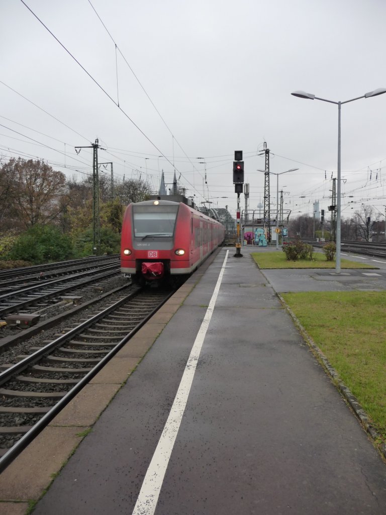 425 035 erreicht am 24.11.2012 den Bahnhof Kln-Messe/Deutz
RE8 -> Koblenz Hauptbahnhof