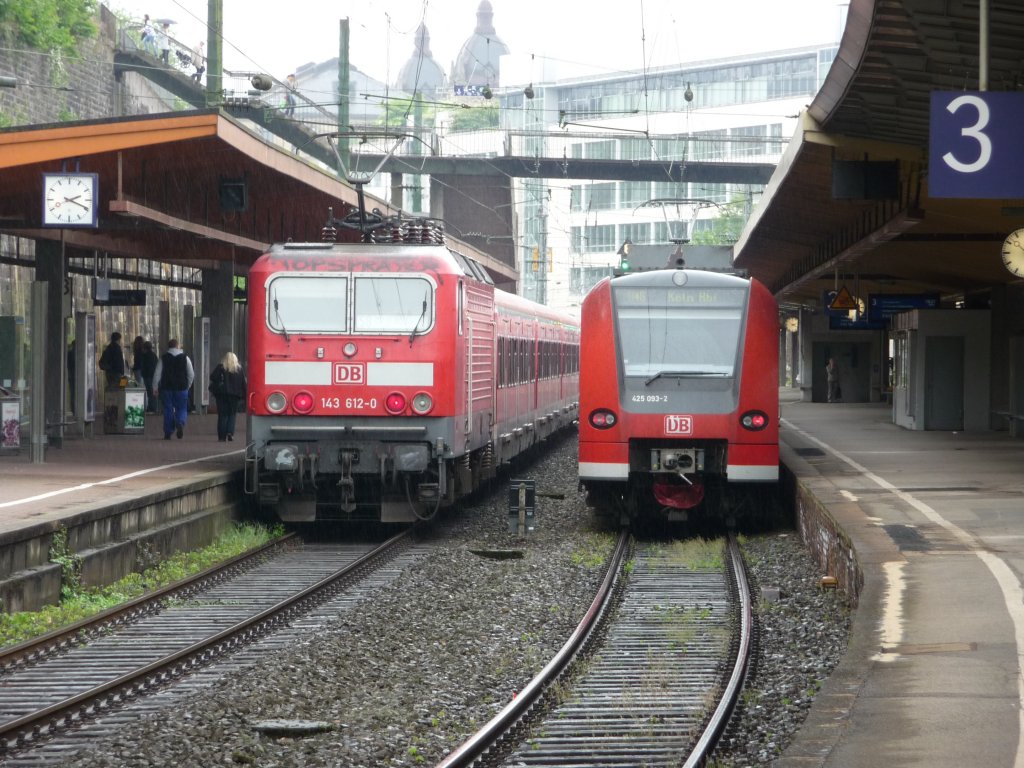 425 093 und 143 612 treffen sich am 26.05.2010 in Wupertal Hauptbahnhof.
425 093: RB48 -> Kln Hauptbahnhof
143 612: S8 -> Mnchengladbach Hauptbahnhof