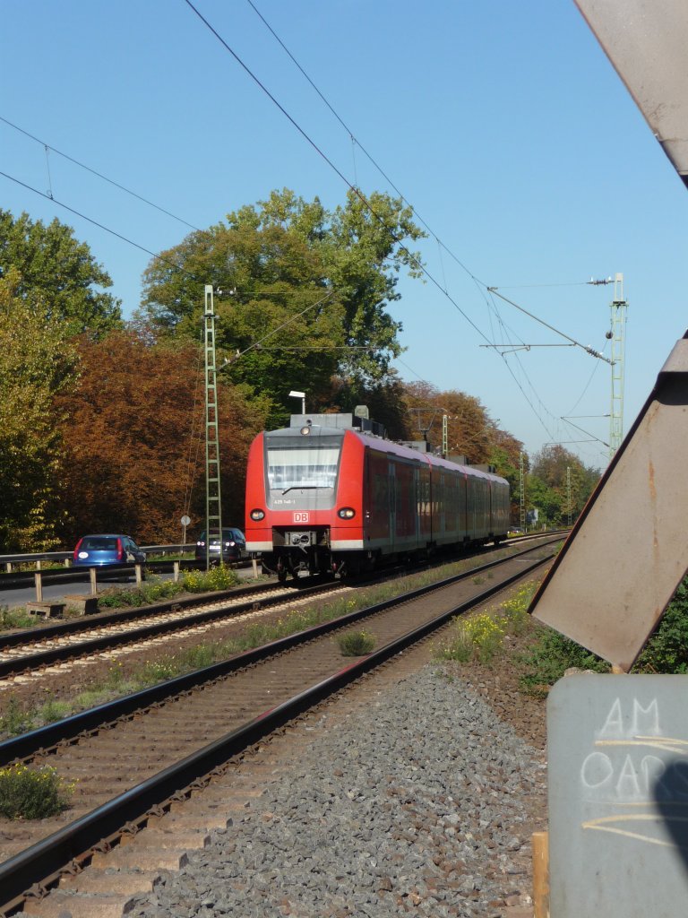 425 140 am 02.10.2011 im Rheintal, irgendwo bei Leutesdorf, oder, wie die Rckseite des Verkehrsschildes andeutet:  am oarsch .