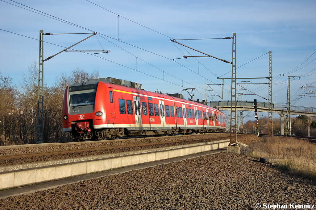 425 505-5 als RB30 (RB 17820) von Schnebeck-Bad Salzelmen nach Wittenberge, legt sich in die Kurve bei Stendal(Wahrburg). 22.11.2012