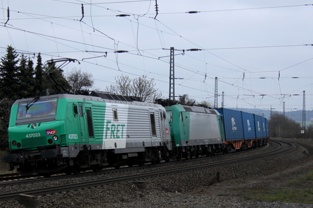 437 023 und 185 517 mit Blauerwand am 05.04.12 bei Fulda
