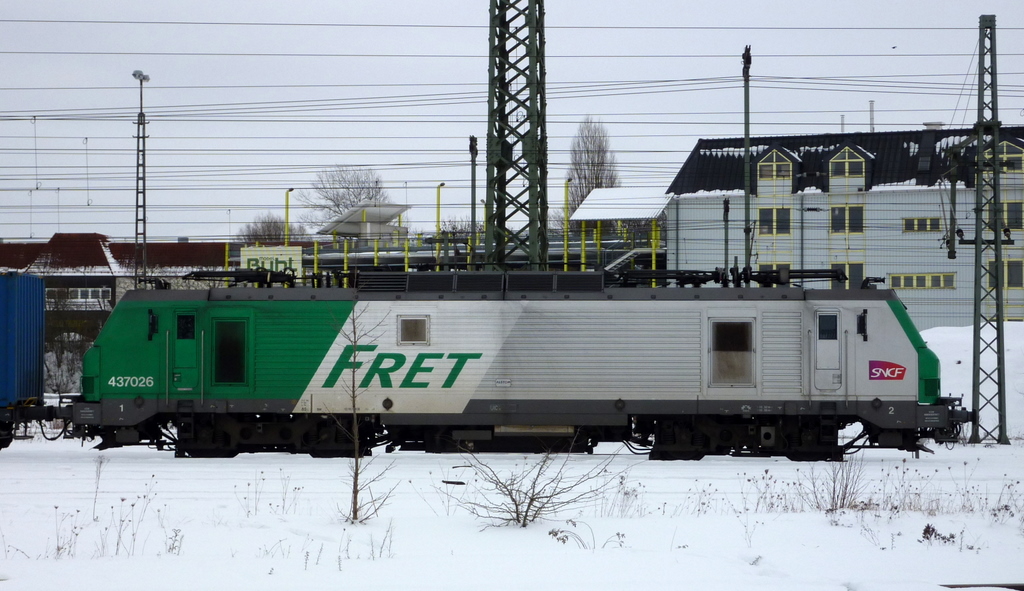 437 026 der SNCF mit der blauen Wand in Fulda am 02.01.11