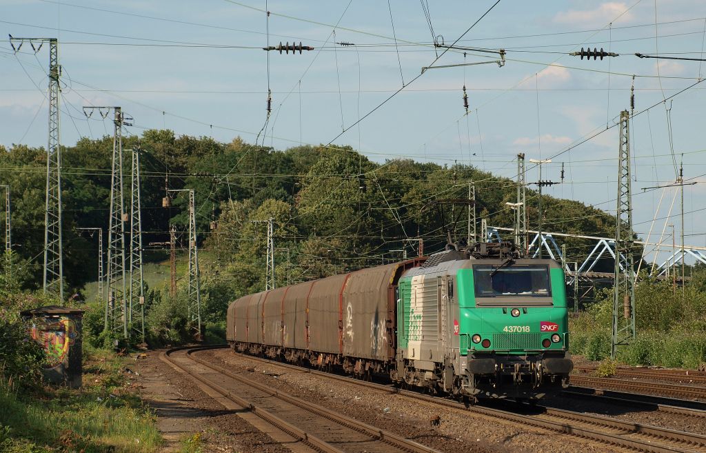 437018 rollte mit einem Wasserzug durch Kln West am 15.7. in Richtung Koblenz.