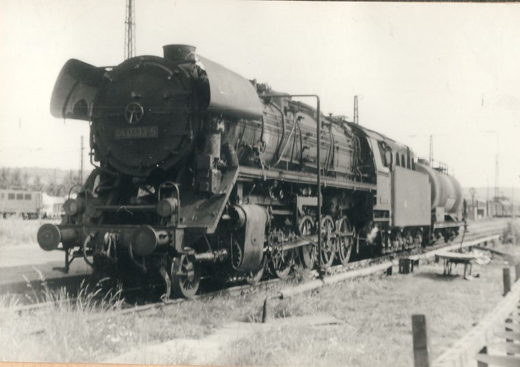 44 0233-5 als Heizlok f�r die Molkerei in Naumburg/Saale Hbf am 09.08.1980.