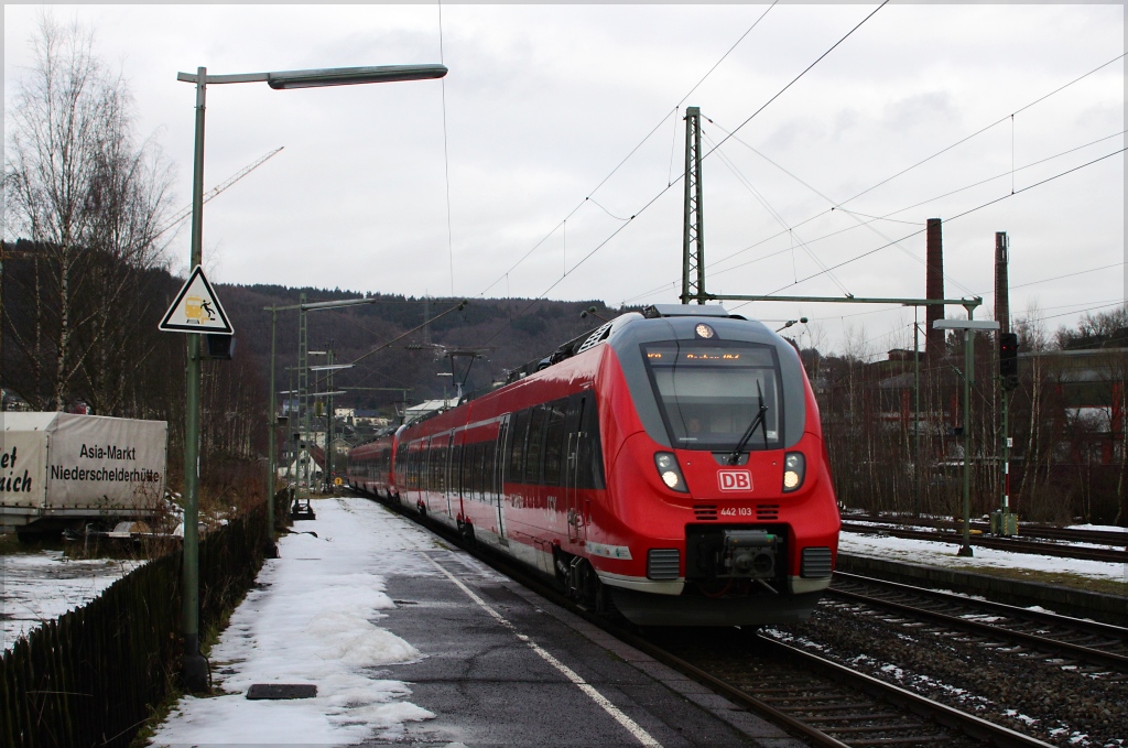 442 103 und 442 259 mit RE 9 nach Aachen (RE 10946) am 15.12.12 in Niederschelden