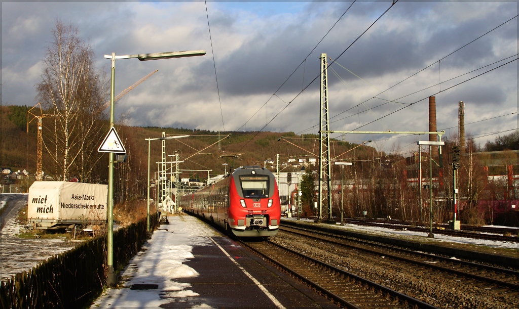 442 257 und 442 262 als RE 9 nach Aachen (RE 10920) am 15.12.12 in Niederschelden