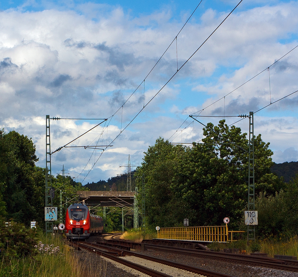 442 263 und 442 257 zwei gekuppelte Talent 2  als RE 9 (rsx - Rhein-Sieg-Express) Siegen - Kln - Aachen fahren hier am 08.07.2012 bei Siegen-Eiserfeld in Richtung Kln. Einen Gru an den freundlichen Lokfhrer, der mich hier mit dem Fernlicht grt.