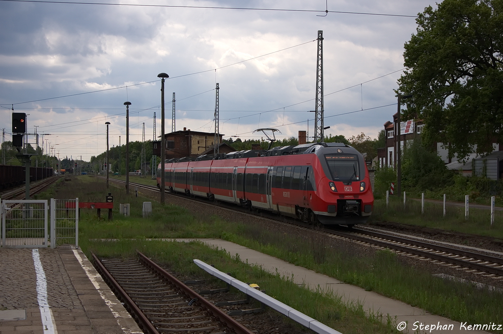 442 831-4 als RB14 (RB 18568) von Senftenberg nach Berlin-Schnefeld Flughafen, bei der Einfahrt in Knigs Wusterhausen. 14.05.2013