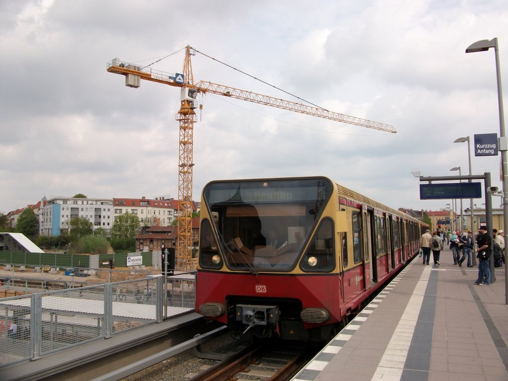 480 030 am 01.Mai 2010 an der Baustelle Berlin Ostkreuz.