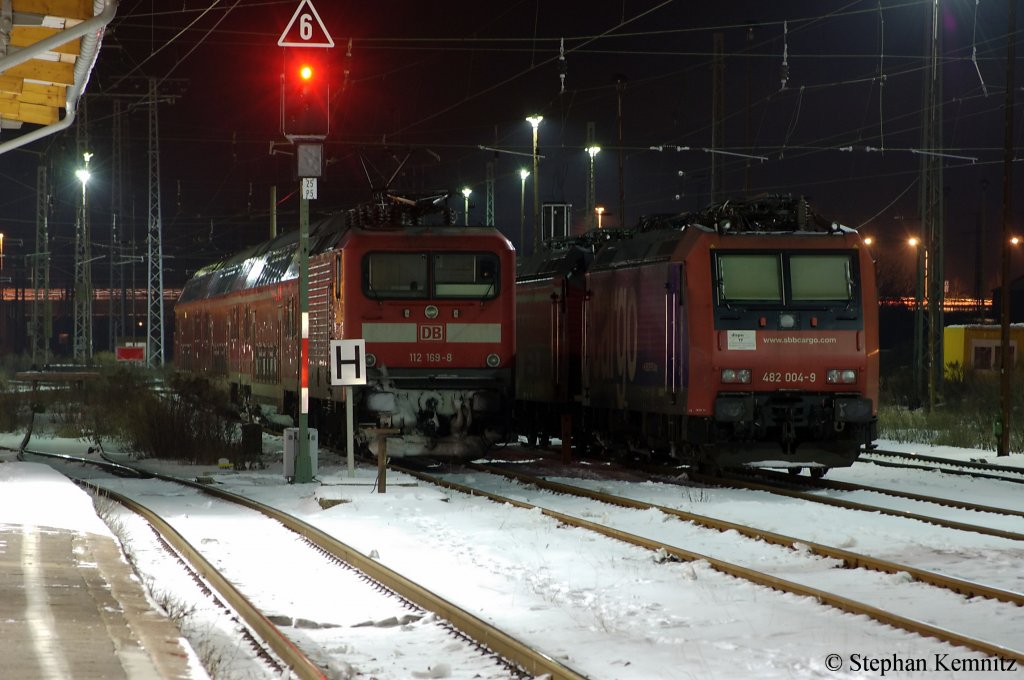 482 004-9 der SBB Cargo und 112 169-8 warten in Stendal auf neue Aufgaben