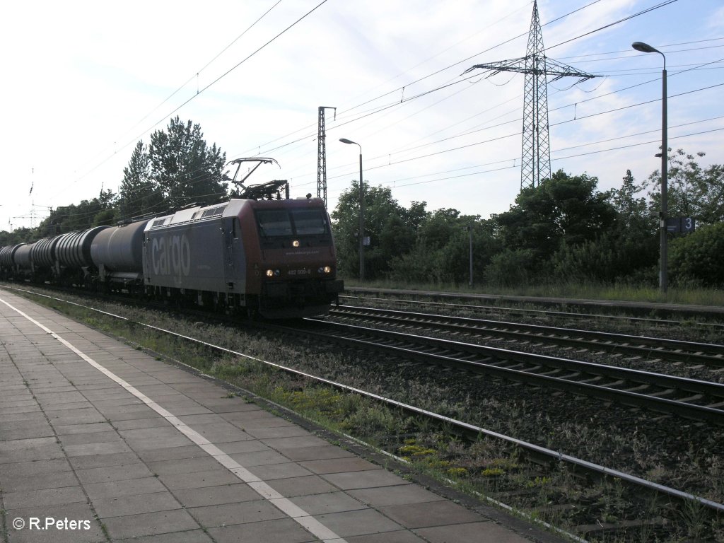 482 009-8 zieht ein Kesselzug durch Saarmund. 24.05.09