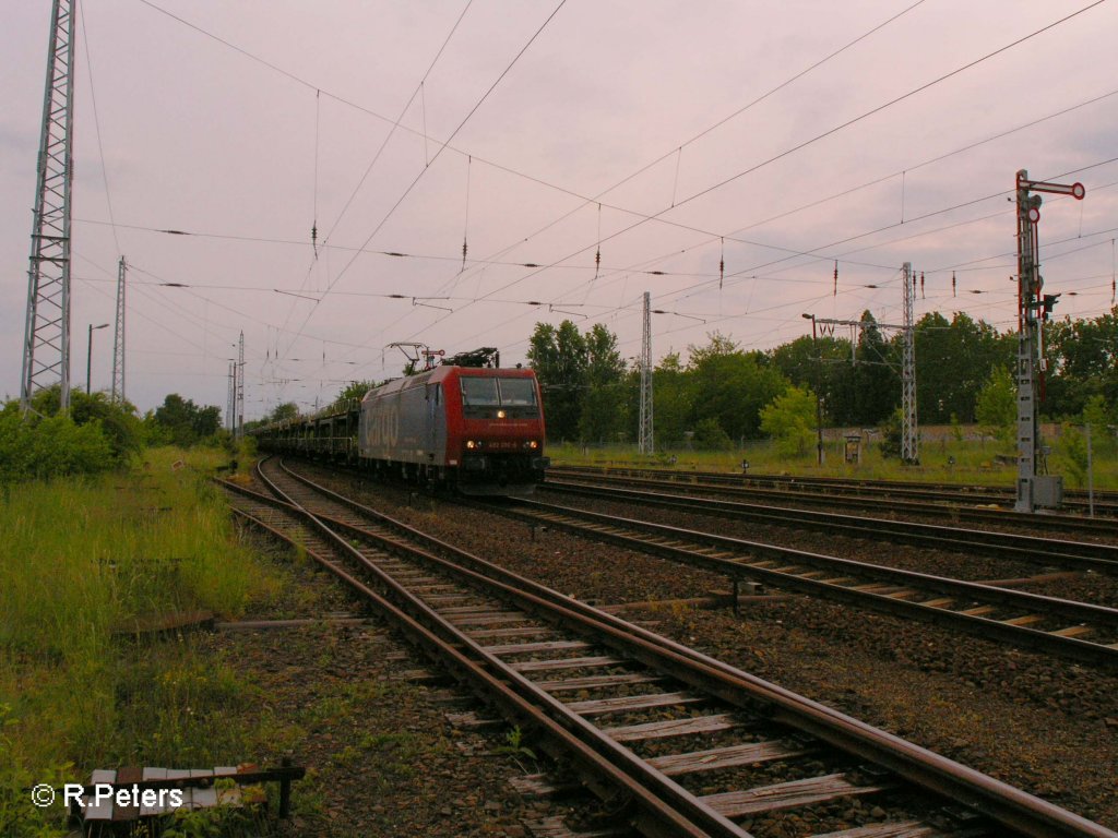 482 010-6 durchfhrt Eisenhttenstadt mit ein leern HGK Ford-Autozug. 20.05.08