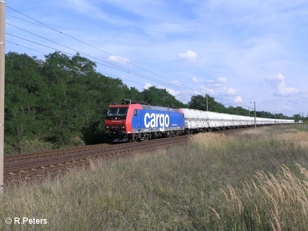 482 016-3 zieht kurz hinter Eisenhttenstadt ein Zementzug. 22.08.08