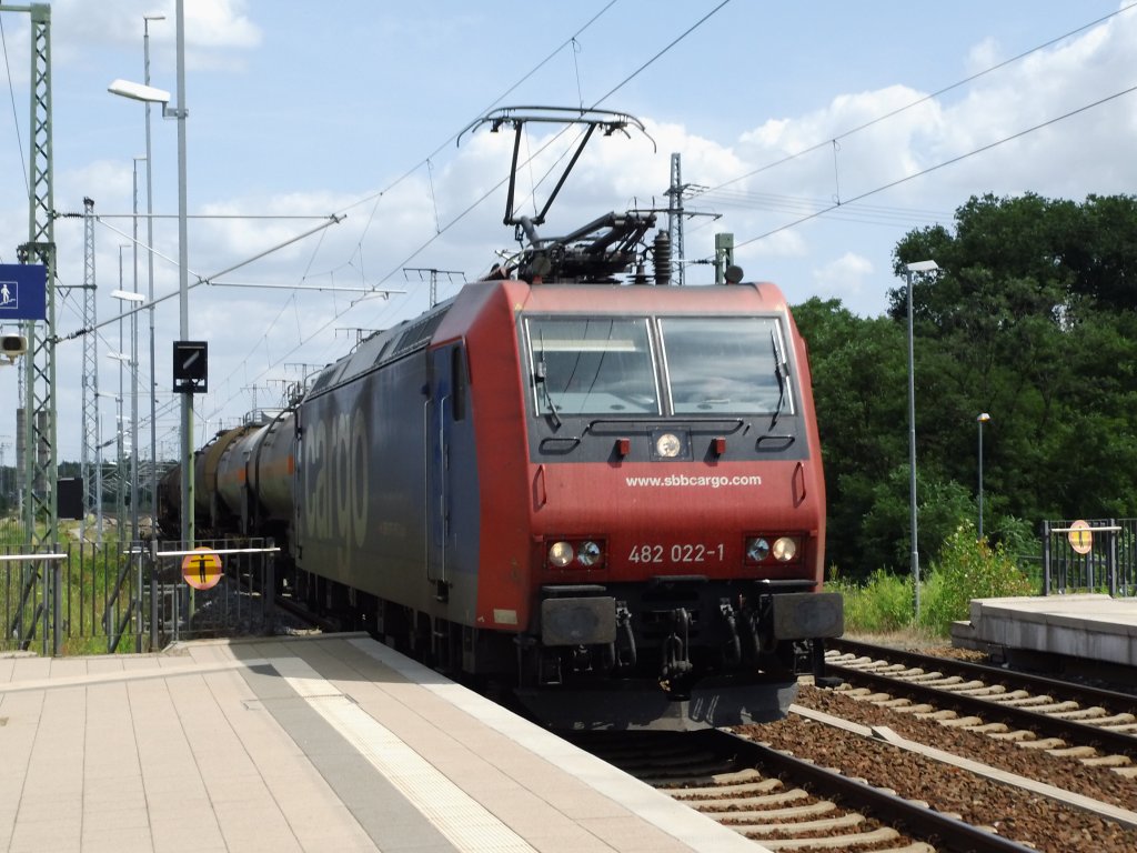 482 022 mit Chemiezug nach Grokorbetha in Falkenberg/Elster, 13.07.2013.