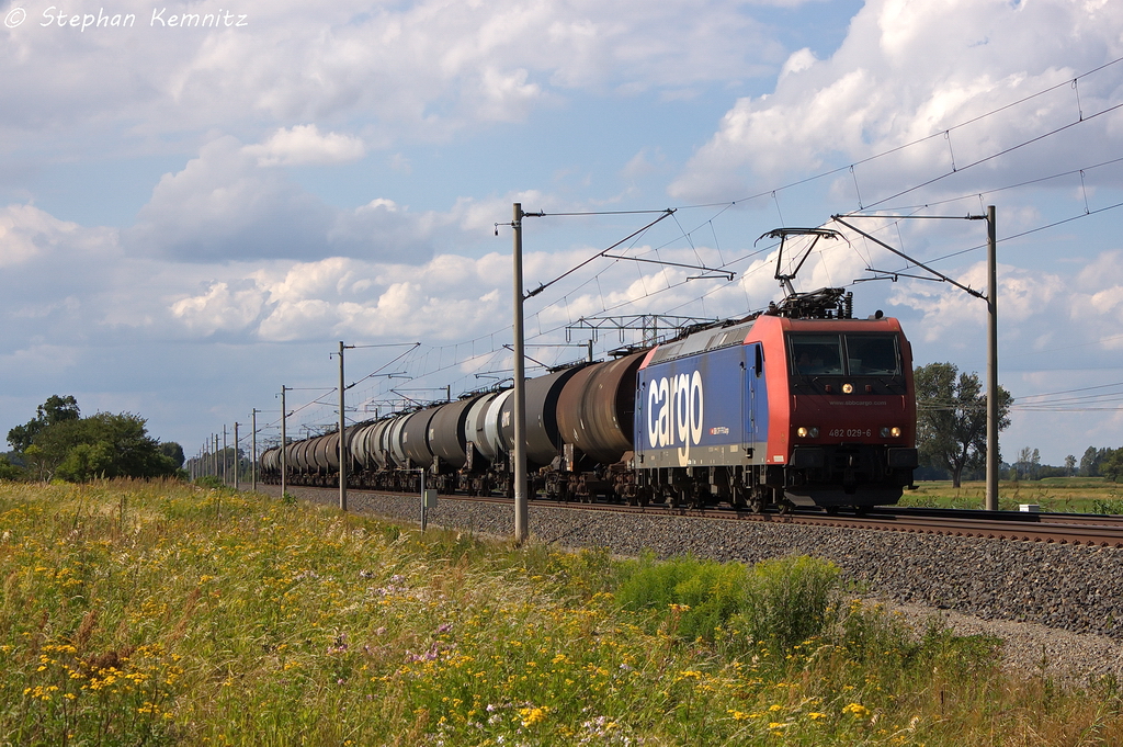 482 029-6 SBB Cargo fr HSL Logistik GmbH mit einem Kesselzug  Umweltgefhrdender Stoff, flssig  in Vietznitz und fuhr in Richtung Nauen weiter. 31.07.2013