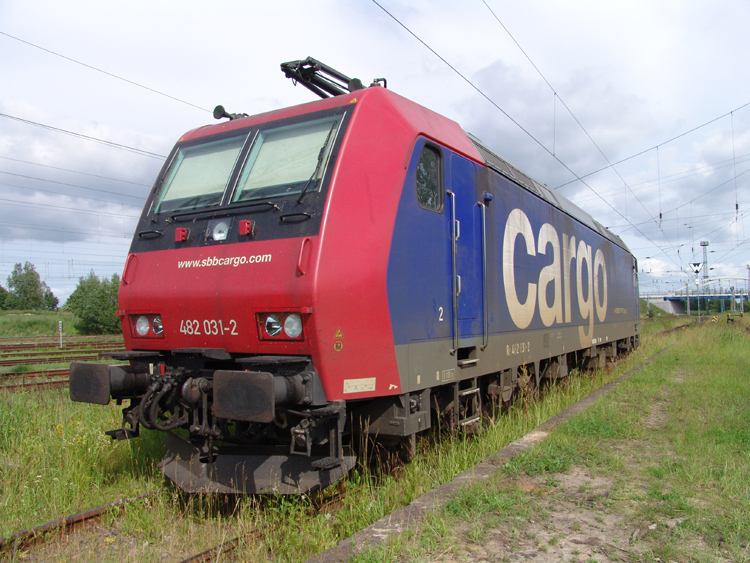 482 031-2 wartet auf ihren nchsten Einsatz im Bahnhof Rostock-Seehafen.(30.06.06)