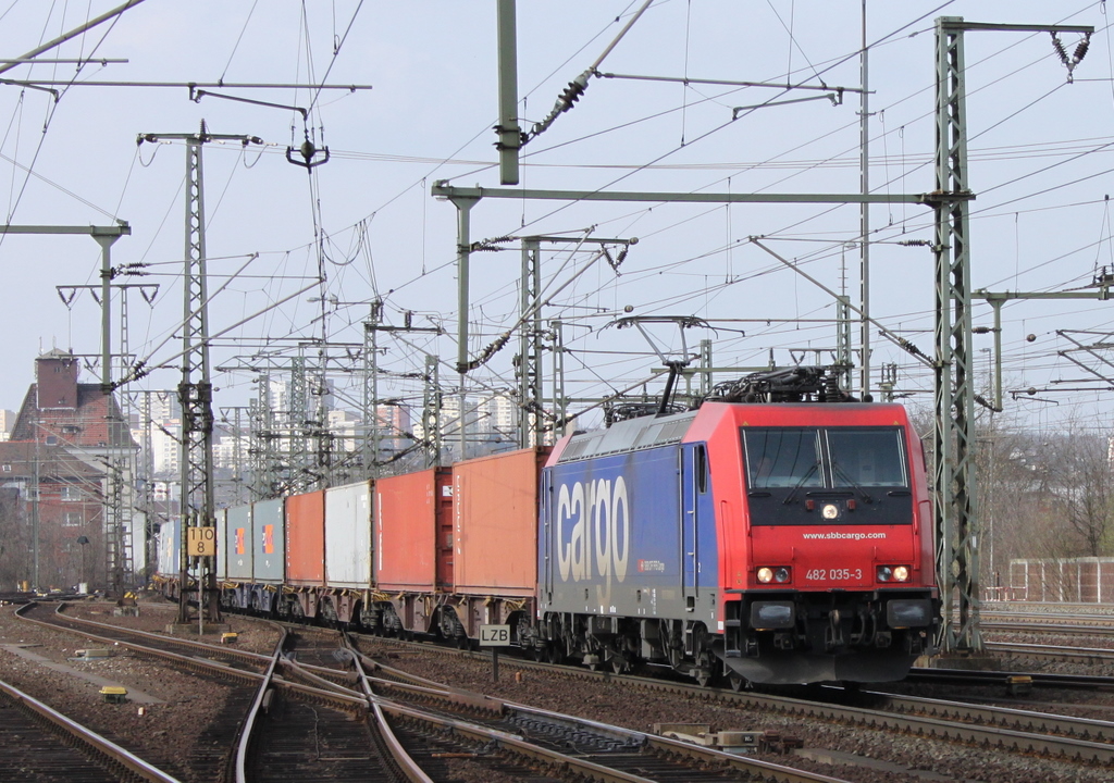 482 035 mit Containerzug am 25.03.11 in Fulda