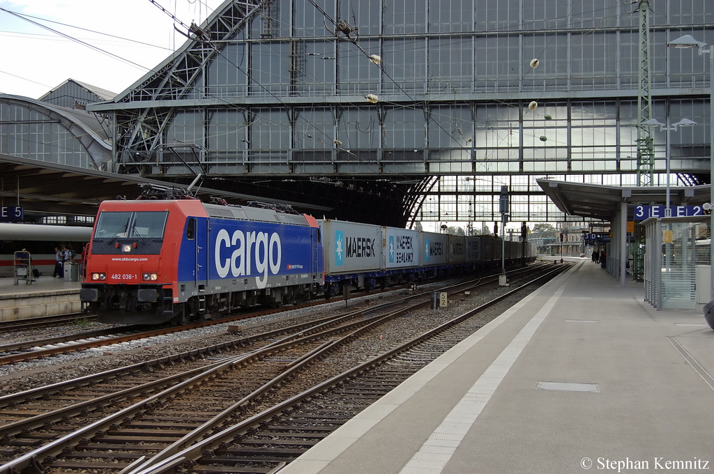 482 036-1 dispo-Tf Ltd mit Containerzug am Bremer Hbf Richtung Bremen-Walle unterwegs. 06.09.2011