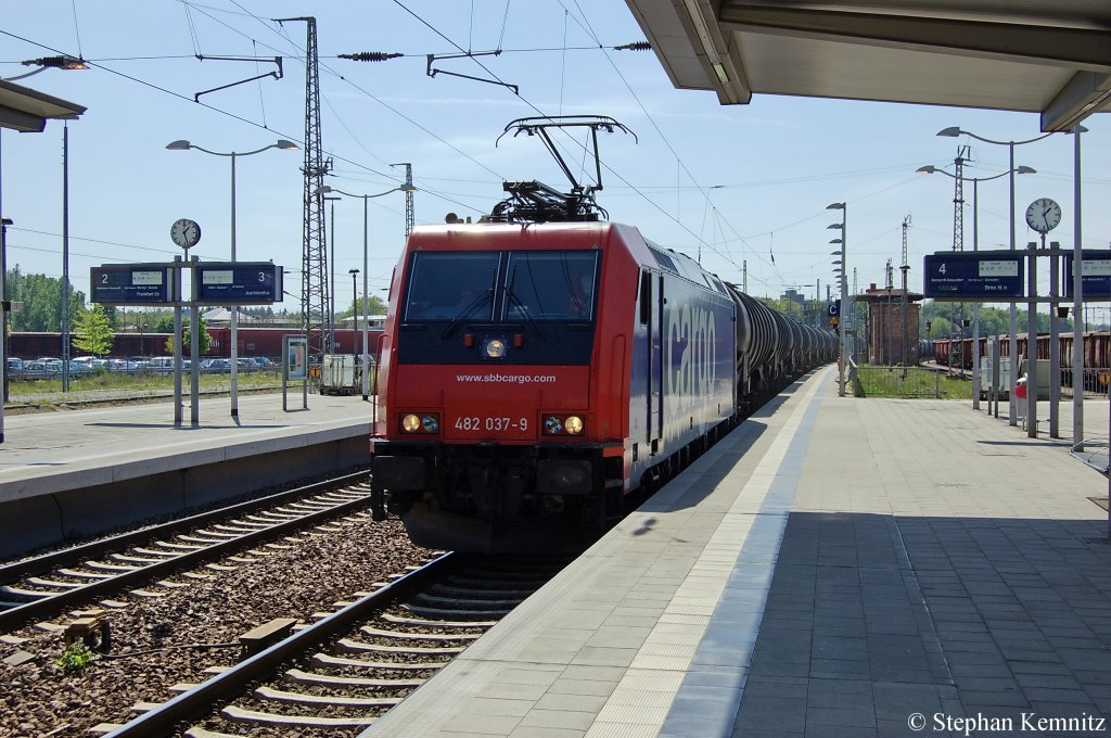 482 037-9 SBB Cargo momentan im Dienst fr die Infraleuna mit einem Kesselzug in Eberswalde in Richtung Angermnde unterwegs. 10.05.2011