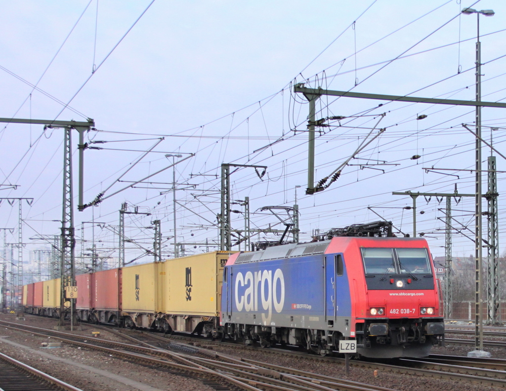 482 038 mit Containerzug am 10.02.11 in Fulda