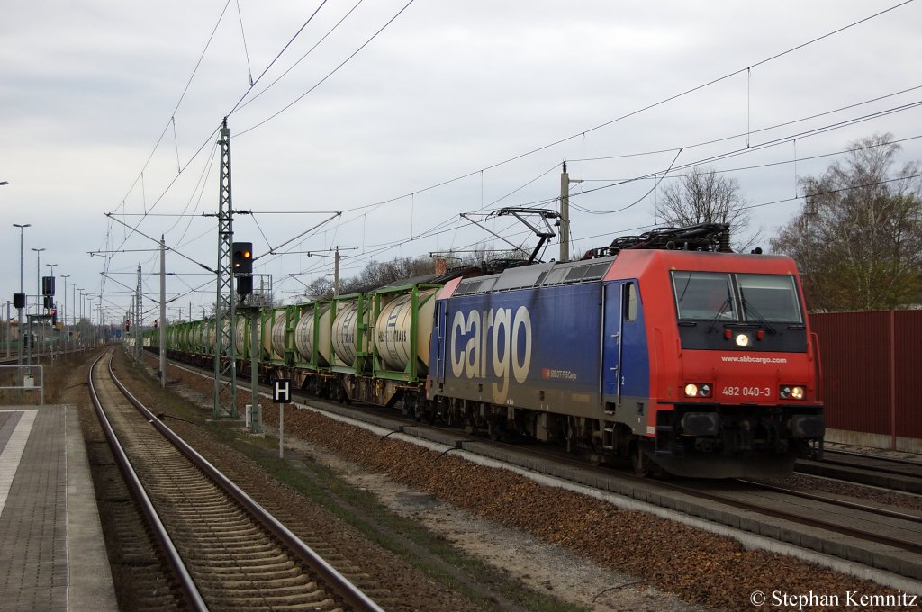 482 040-3 SBB Cargo mit Flssigkeitscontainer von der Firma H&S Foodtrans in Rathenow in Richtung Wustermark unterwegs. 05.04.2011