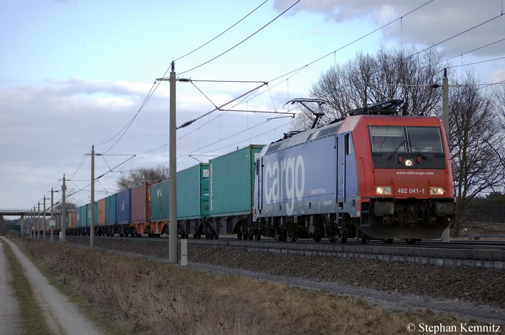 482 041-1 SBB Cargo die fr TX Logistik fhrt mit Containerzug zwischen Growudicke und Rathenow in Richtung Stendal unterwegs. 24.03.2011