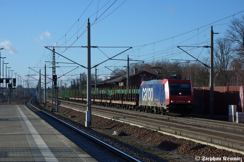 482 042-9 HSL Logistik GmbH mit leerem Holzzug in Rathenow Richtung Wustermark unterwegs. 15.01.2012