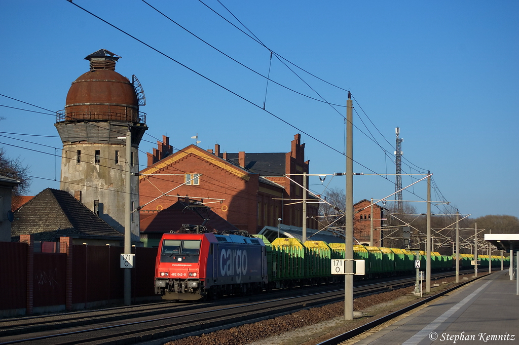 482 042-9 SBB Cargo fr SETG - Salzburger Eisenbahn TransportLogistik GmbH mit einem Holzzug in Rathenow in Richtung Stendal unterwegs. 25.03.2012