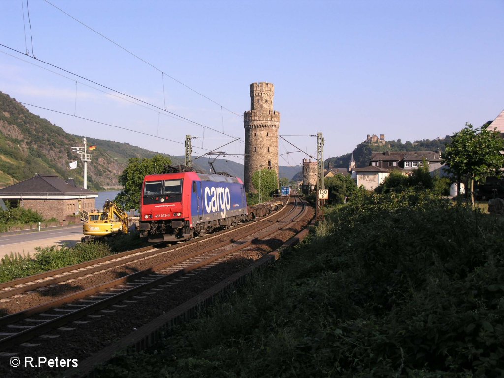 482 042-9 verlsst Oberwesel mit ein Containerzug richtung Koblenz. 24.07.08