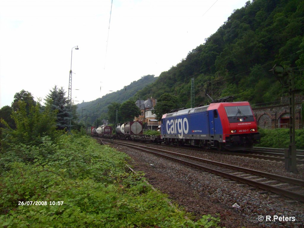 482 043-7 erreicht Bacharach mit ein Intermodialzug. 26.07.08