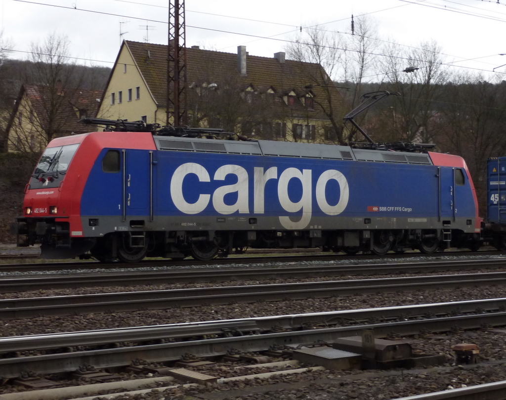 482 044 mit Gterzug am 15.01.11 in Gemnden