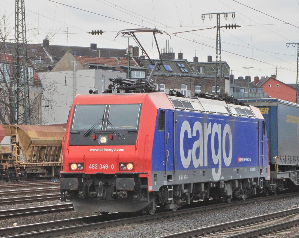 482 046 mit Containerzug am 27.02.10 in Kln West