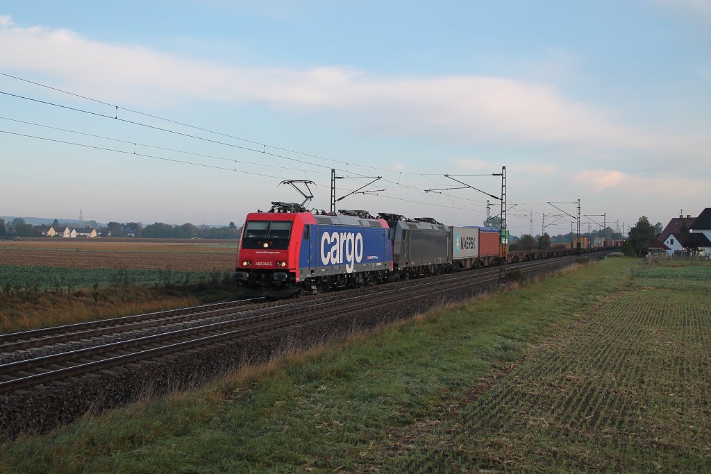 482 048 mit 185 554 am 03.Oktober 2012 bei Herbertshofen in Richtung Augsburg.