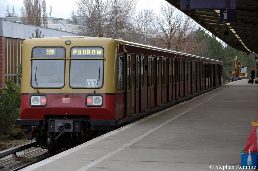 485 033-5 als S9 nach Pankow in Berlin Schnefeld Flughafen. 18.01.2011