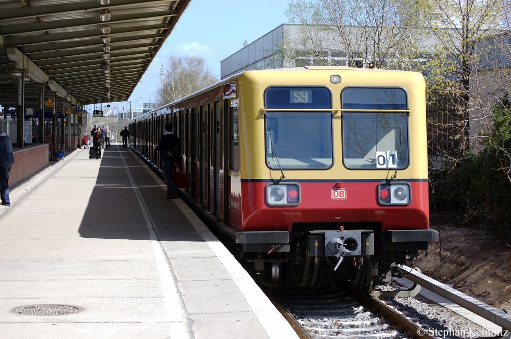 485 121-8 als S9 nach Berlin Treptower Park in Berlin-Schnefeld Flughafen. 09.04.2011