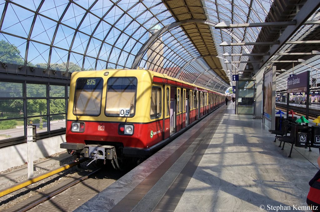 485 128-3 als S75 nach Wartenberg in Berlin-Spandau. 10.05.2011