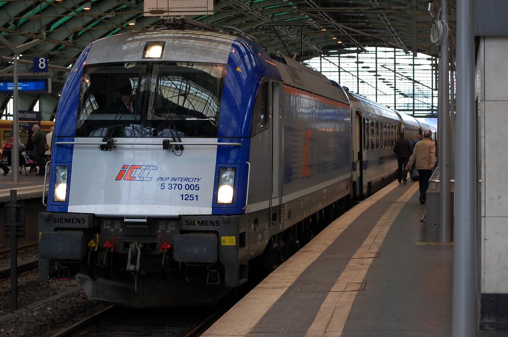 5 370 005 mit dem EC46 nach Berlin Hbf in Berlin Ostbahnhof. 16.10.2010 