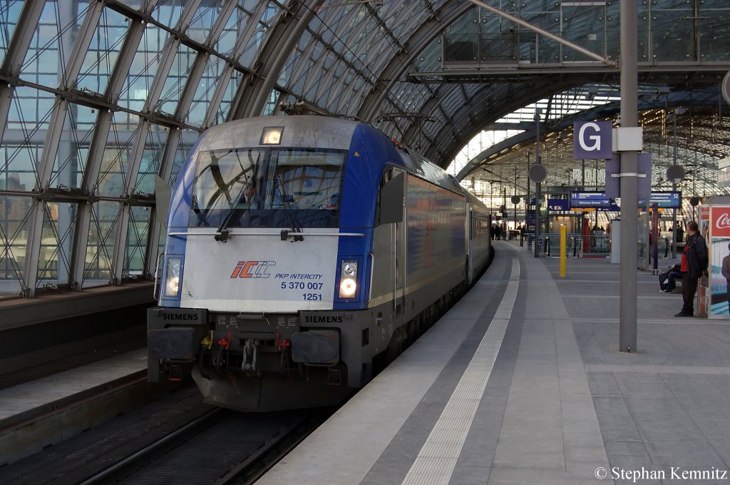 5 370 007 der PKP Intercity mit dem EC 45 nach Warszawa Wschodnia in Berlin Hbf. 10.01.2011