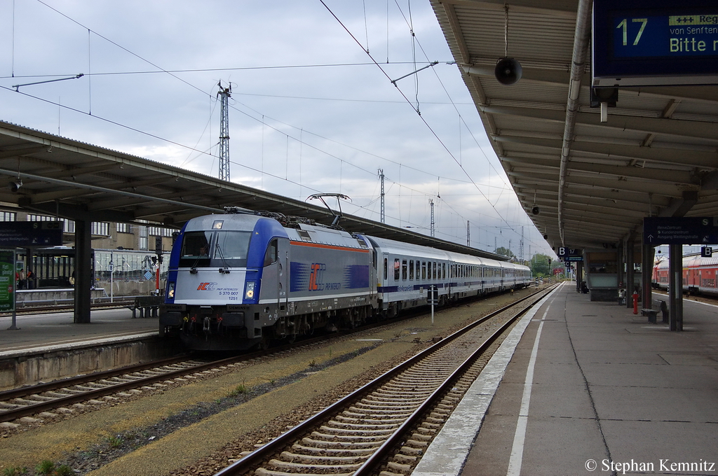 5 370 007 PKP Intercity spłka z o.o mit dem EC 45 von Berlin Hbf(tief) nach Warszawa Wschodnia in Berlin-Lichtenberg. 06.10.2011