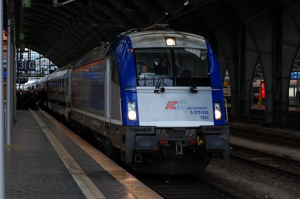 5 370 010 der PKP Intercity mit dem EC45 nach Warschau in Berlin Ostbahnhof. 16.10.2010