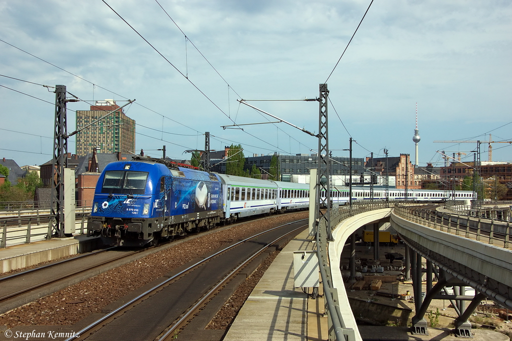 5 370 010  Poznan  mit dem EC 44 von Warszawa Wschodnia nach Berlin Hbf bei der Einfahrt in den Berliner Hbf. 30.04.2012