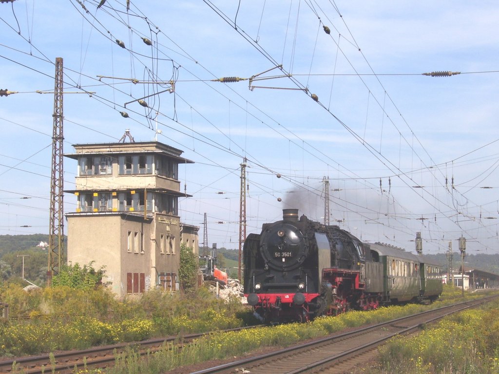 50 3501 vom Dampflokwerk Meiningen mit zwei historischen Personenwagen auf der R�ckfahrt von der Innotrans in Berlin nach Meiningen, bei der Durchfahrt in Naumburg Hbf; 23.09.2010 (Foto: Dieter M�ller)