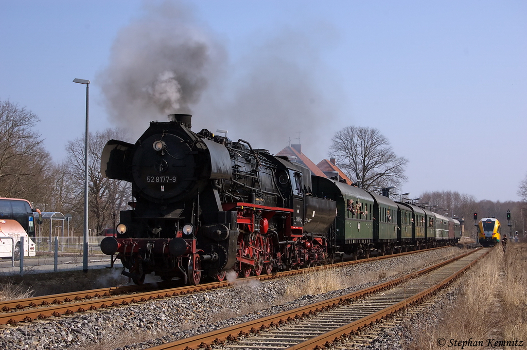 52 8177-9 Dampflokfreunde Berlin e.V. mit ihrem Dampfsonderzug  Flming – Winterdampf durch die Mittelmark , bei der Ausfahrt in Treuenbrietzen. 17.03.2012