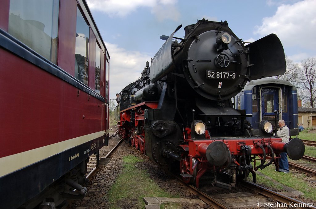 52 8177-9 fhrt bei dem Frhlingsfest 2011 im BW Berlin-Schneweide auf dem BW Gelnde hin und her und kommt gerade von ihrer Runde zurck. 16.04.2011